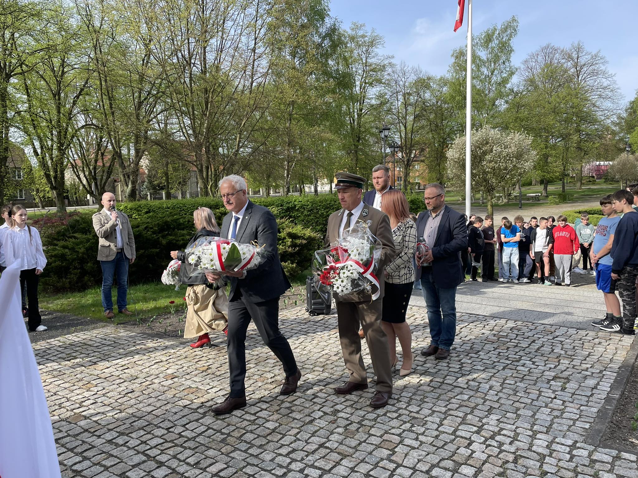 You are currently viewing WĘGLINIEC –  „Dzień Pamięci Ofiar Zbrodni Katyńskiej: Upamiętnienie Bohaterów z Przeszłości”