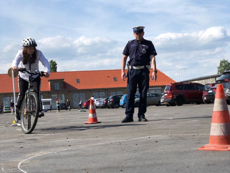 You are currently viewing Policjanci uczestniczą w egzaminach na karty rowerowe