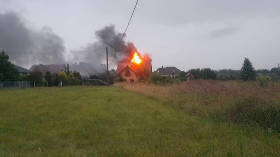 You are currently viewing Pożar w Jerzmankach od uderzenia pioruna