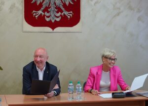 Read more about the article Starosta Zgorzelecki wręczył akty powierzenia stanowiska dyrektora oraz akty nadania stopnia awansu nauczyciela mianowanego nauczycielom