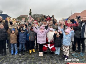 Read more about the article ZAWIDÓW – Magia świąt na zawidowskim rynku – wyjątkowe spotkanie z Mikołajem