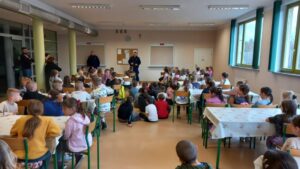 Read more about the article Spotkania profilaktyczno – edukacyjne policjantów z dziećmi na temat bezpiecznych ferii