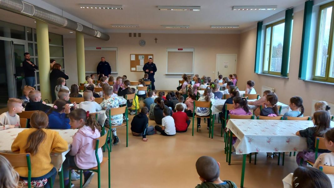 Read more about the article Spotkania profilaktyczno – edukacyjne policjantów z dziećmi na temat bezpiecznych ferii